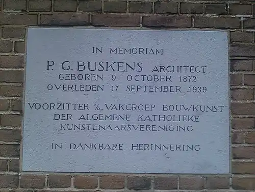 Plaque 'in memoriam' van architect Piet (P. G.) Buskens op de HH. Laurentius- en Elisabethkathedraal in Rotterdam (overlijdensdatum is helaas fout: moet 19 september zijn)