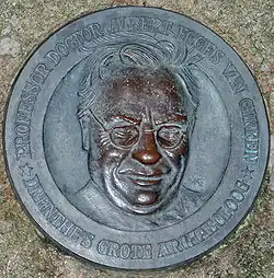 Plaquette van Albert Egges van Giffen bij het hunebed de Papeloze kerk