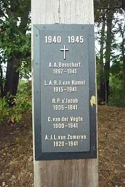 Plaquette bevestigd op gedenk kruis op Bussumerheide