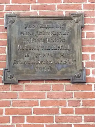 Plaquette aan de muur van het pand dat nu staat op de locatie van Rudolf von Jhering's geboortehuis te Aurich.