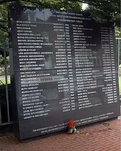 Plaquette met de namen van de gedeporteerde Joden van Heerlen. Deze plaquette staat naast de oude toegangspoort van de nieuwe Joodse begraafplaats van Heerlen