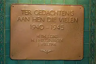 Plaquette op station Deventer ter herinnering aan daar omgekomen spoorwegmensen