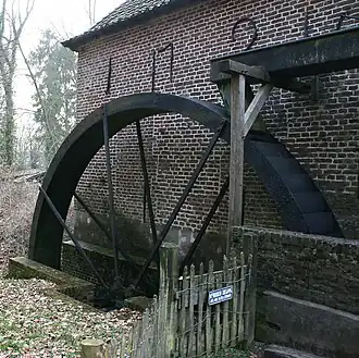 Detail waterrad: het water dat van rechts komt, wordt aan de rechterkant op het rad gestort