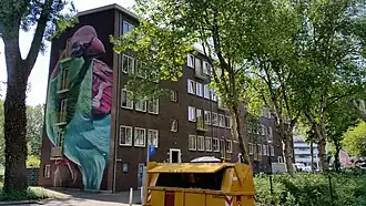 Platanenweg 2-12 met werk van Dopie (mei 2019)