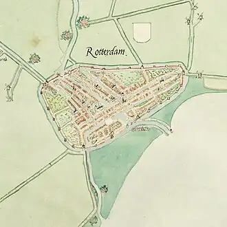 Ingekleurde handgetekende kaart van middeleeuws Rotterdam. Het gebied tussen huidige Coolsingel, Goudsesingel en Blaak is ommuurd en omsingeld met een stadsgracht. Daarbinnen is het voor twee-derde bebouwd, hoewel er nog veel groene gebieden zijn. Belangrijke gebouwen zijn ingetekend.