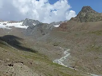 De Vernagtbach met de Schwarzkögele (rechts)