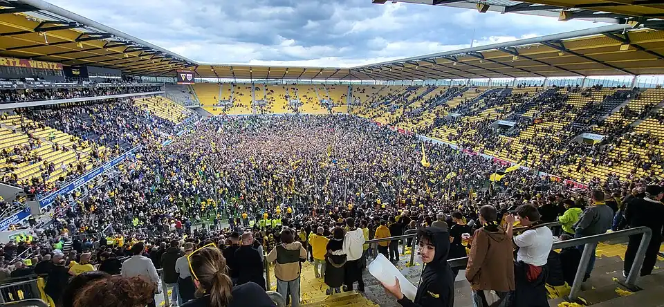 Bestorming van het veld in Tivoli in Aken na de promotie van Alemannia Aachen naar de 3. Liga op 27 april 2024.