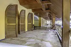 Veranda voor de ingang