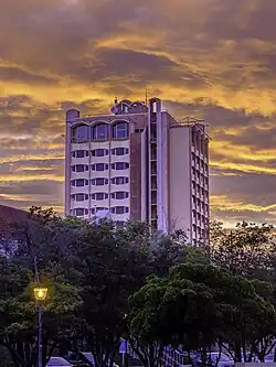 De toren van het Plaza Hotel Curaçao bij avond gezien vanaf het Wilhelminaplein