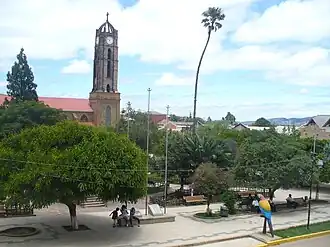 Het centrale plein Plaza 26 De Enero met de kathedraal van Vallegrande