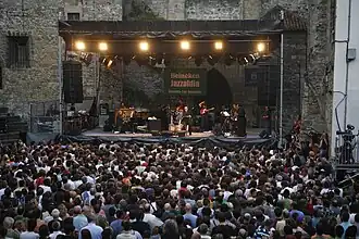 Podium op Plaza de la Trinidad, waar het festival in 1966 begon