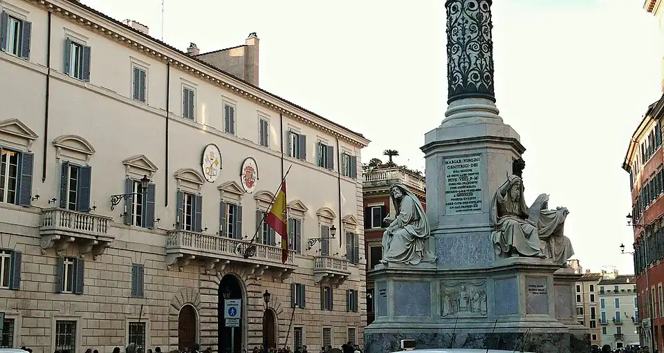 De sokkel van de Colonna dell'Immacolata en de Spaanse ambassade bij de Heilige Stoel