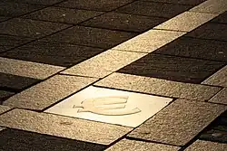 Tegel met €-teken op Plein 1992, Maastricht