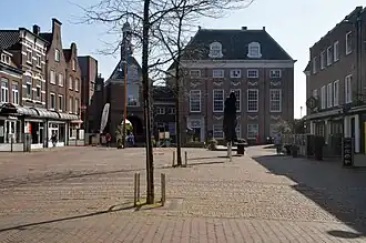 De twee panden waarin het museum is gevestigd: de Waterpoort links, het voormalige gebouw van de sociëteit rechts