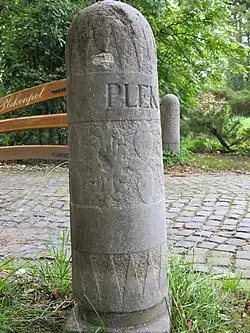 Twee schamppalen behorend tot de verdwenen "Plekenpol", nabij molen