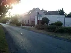 Oostelijke toegangsweg tot het dorp