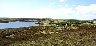 Pobull Fhinn gezien vanuit het noorden. Op de achtergrond is Loch Langass te zien.