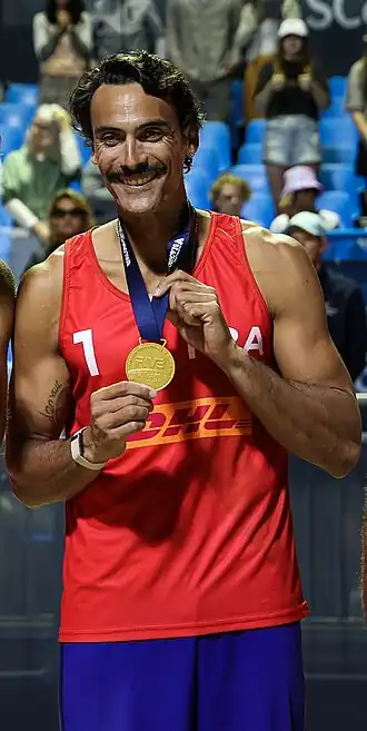 Krou met zijn gouden medaille bij het Elite16-toernooi van Torquay (2022)