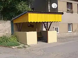 Bushalte in het dorp