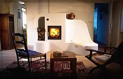 Moderne leemkachel met geïntegreerde bank