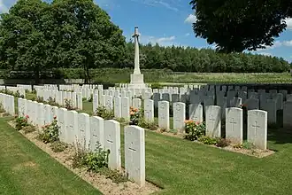 Overzicht met Cross of Sacrifice