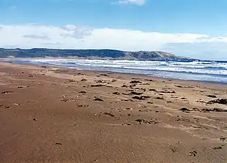 Strand van Lance Cove met in de achtergrond de kaap Point Lance