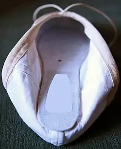 Door de schacht is de zool van de voet gestut