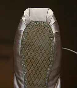 Satijn verdwijnt onder het stiksel van de zool