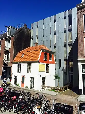 Het Polderhuis na voltooiing van de renovatie (2015). Het grijze gebouw erachter heet Miss Backdrop.