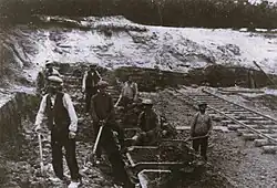 Polderjongens bij Oosterhout. Tweehonderd steken en de kiepkar is vol. Foto 1912.
