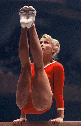 Polina Astachova op de balk tijdens de Olympische Zomerspelen 1964.