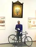 Politiemuseum: "Schupo" (straatagent) met een Pickelhaube op, bij zijn dienstfiets