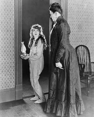 Griffith (rechts) naast Mary Pickford in Pollyanna (1920)
