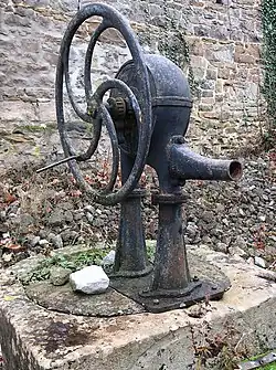 Kettingpomp tegenover de kerk