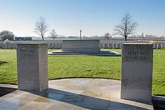 Toegang met naamsteen en overzicht