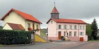 Gemeentehuis (links) en dorpszaal