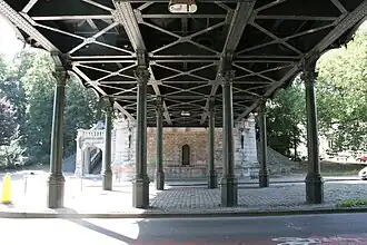 Sobieskibrug met achteraan links de overdekte trappen die toegang geven tot het brugdek