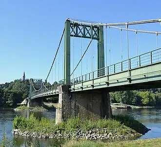 De pont de Gennes over de Loire tussen Gennes en Les Rosiers-sur-Loire