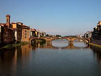 De brug, gezien vanaf Ponte Vecchio