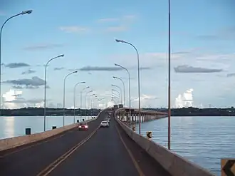 De brug Ponte Ayrton Senna da Silva over de rivier de Paraná (BR-163)