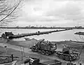 April 1945: de US Army legt een pontonbrug over de Elbe.