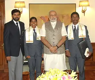 Malavath Purna en Anand Kumar, alpinisten, bezoeken minister-president Narendra Modi in New Delhi. Coach Shekhar Babu staat ook op de foto. (6 juni 2014)