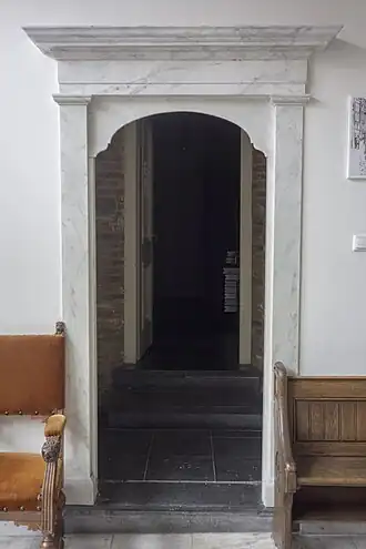 Nieuwe poort tussen de kerk en het Claes Joest Huys