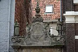 Beelden van de rode wezen op de poort