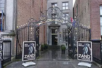 De ingang van het museum met smeedijzeren hek uit 1729