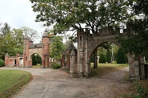 Poort naar kruisweg Mariapark