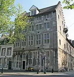 Kruiskozijnen (beneden) en tweelichtvensters (boven), Poort van Beusdael, Maastricht[1]