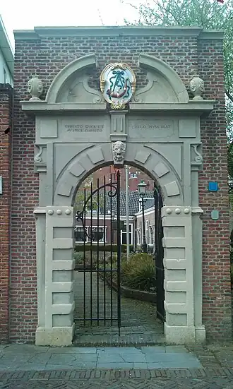Poort van de Latijnse School, nu van het Claes Stapelhof.