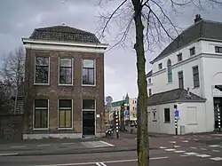 Witte gebouw rechts is het Poortgebouw Biltse Grift aan de Biltstraat met ertussenin de Veeartsenijstraat