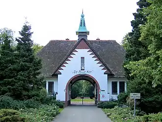 Het poortgebouw in 2010